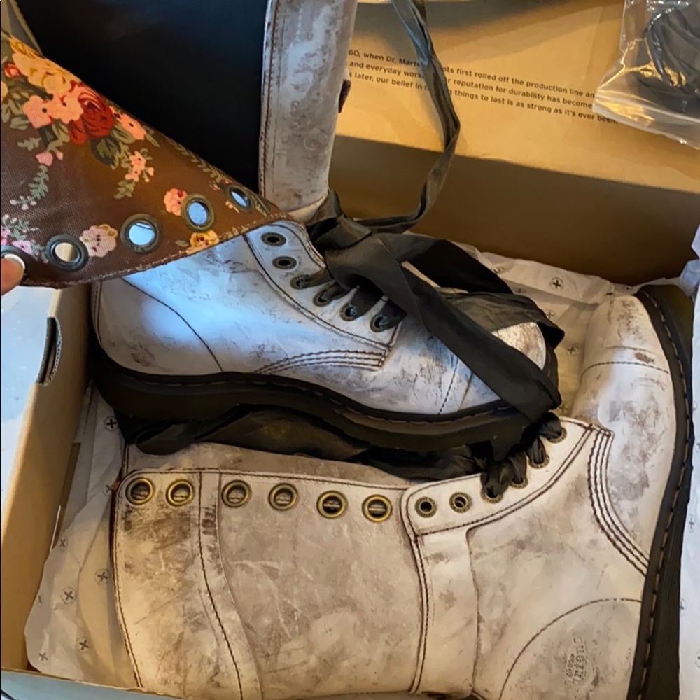 Dr. (Doc) Martens Triumph 1914 W - Size US 8/EU 39 - Picture 5 of 6